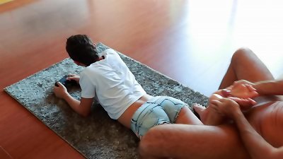 Gamer chick multitasks! toying NFS and make Footjob at the same time