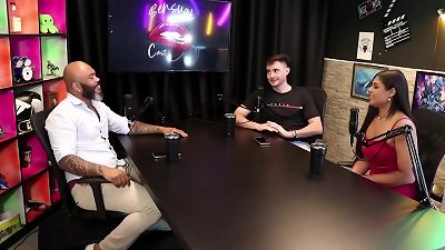 We fell into a prank call with a couple and had a 3 way with a client - Gabriel and Julia (Vida Safada)