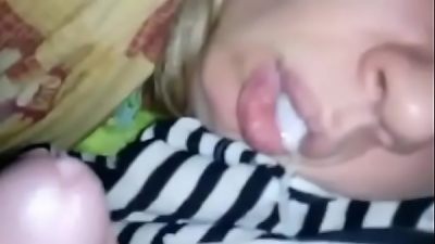 Llenando de leche la boca de mi mama borracha