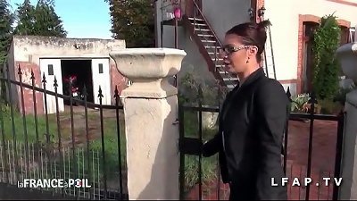 Cette cougar francaise en lingerie se fait ramoner le cul par le taximan