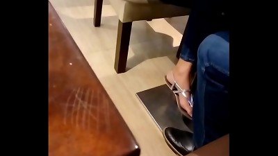 PIZZA HUT UNION PLACE -POSH dame -DANGLING CLOSEUP