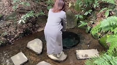 [New Year's visit] At a famous shrine, de M nurse asks for vaginal jism shot while hugging after taking a walk