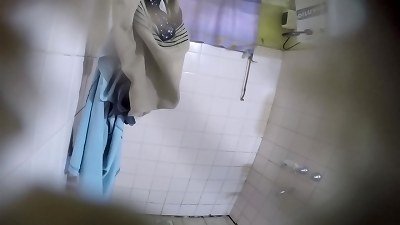 suegra ba&ntilde;andose camara oculta sexcamspycam