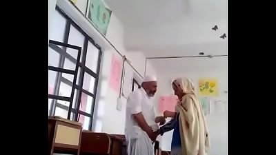 à¤¹à¥‡à¤¡ à¤®à¤¾à¤¸à¥à¤Ÿà¤° à¤¨à¥‡ à¤Ÿà¥€à¤šà¤° à¤•à¥‹ à¤šà¥‹à¤¦à¤¾