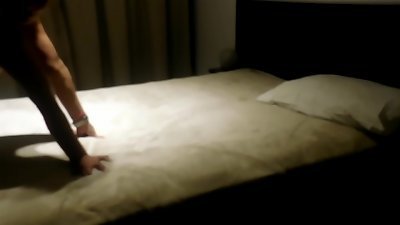 puso una  camara  en  el  placard  para  ver  si  la mujer  lo  enga&ntilde;aba  y se llevo  flor  de sorpresa