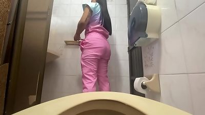 Camera catches nurse peeing in hospital shower (big ass)