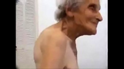 velha de 95 anos sendo fodida por homem de 30